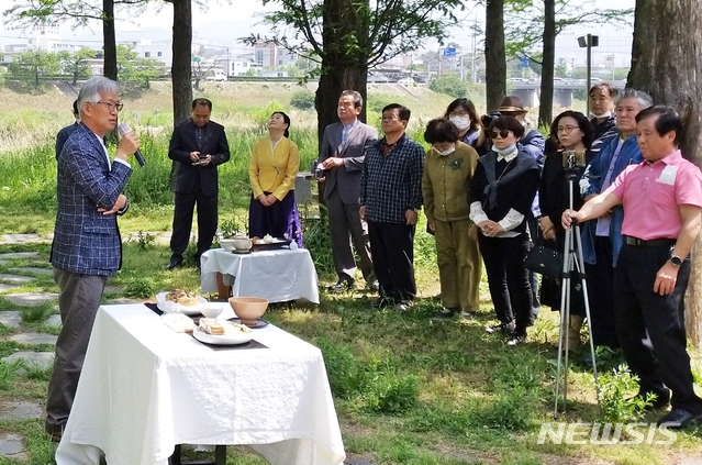 [청주=뉴시스] 강신욱 기자 = 충북동학농민혁명기념사업회 김양식 기념사업회장이 기념사를 하고 있다. (사진=충북동학농민혁명기념사업회 제공) 2020.05.11 photo@newsis.com