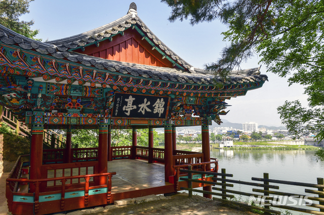 [남원=뉴시스] 한훈 기자 = 전북 남원시가 일제강점기 신사참배를 거부한 민족의식을 엿볼 수 있는 정자인 금수정(錦水亭)의 보수 공사를 마무리 짓고 방문객에게 개방했다.(사진=남원시 제공).2020.05.11. photo@newsis.com 