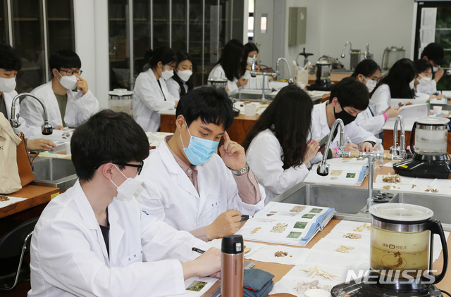 [나주=뉴시스] 송창헌 기자 = 동신대학교가 11일 코로나19 예방 수칙과 방역 시스템을 갖추고 실험·실습 교과목에 대한 본격적인 대면 수업을 시작했다. 대면 수업 장면. (사진=동신대 제공) 2020.05.11photo@newsis.com