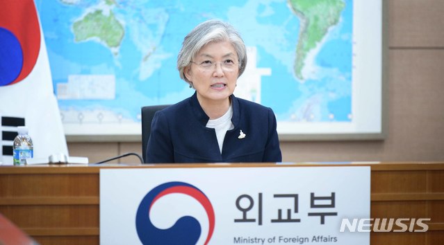 [서울=뉴시스] 강경화 외교부 장관은 11일(한국시간) 오후 8시부터 약 70분 동안 주요국 외교장관과의 다자간 화상회의에 참석, 코로나19 대응 관련 국제협력 방안을 논의했다. (사진/외교부 제공) photo@newsis.com