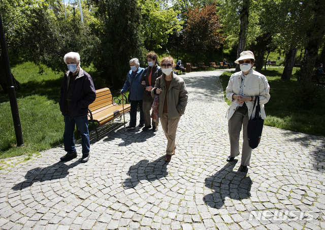 [앙카라=AP/뉴시스] 터키 수도에서 일요일인 10일 자택칩거령 50일만에 처음으로 6시간 외출을 허락받은 65세이상 고령자들이 마스크를 쓰고 공원을 거닐며 바람을 쐬고 있다 2020. 5. 17. 