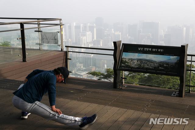 [서울=뉴시스] 이윤청 기자 = 황사 영향으로 미세먼지 나쁨 단계가 예보되며 전국 내륙 곳곳에 안개가 짙게 낀 11일 서울 남산에서 바라본 도심이 뿌옇게 보이고 있다. 2020.05.11. radiohead@newsis.com