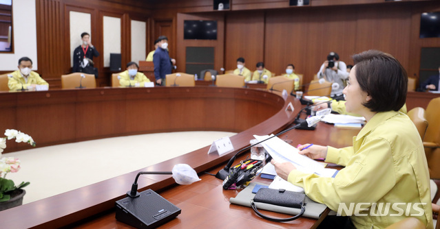 [서울=뉴시스] 전진환 기자 = 유은혜 사회부총리 겸 교육부장관이 11일 오전 서울 종로구 정부서울청사 영상회의실에서 서울-세종 사회관계장관회의를 주재하고 있다. 2020.05.11.&nbsp;&nbsp; amin2@newsis.com