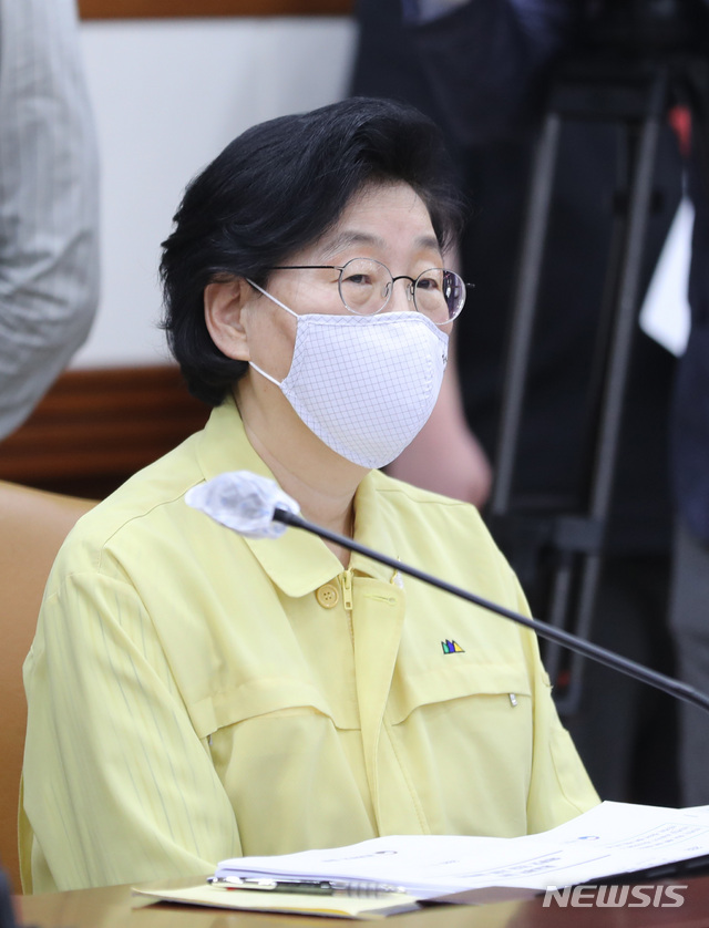 [서울=뉴시스] 전진환 기자 = 이정여성가족부장관이 11일 오전 서울 종로구 정부서울청사 영상회의실에서 열린 서울-세종 사회관계장관회의에 참석해 유은혜 부총리의 발언을 듣고 있다. 2020.05.11.&nbsp; amin2@newsis.com