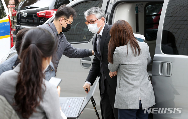 [서울=뉴시스] 고범준 기자 = 바이오업체 '신라젠'의 미공개 정보를 이용해 주식을 거래한 혐의를 받고 있는 문은상 신라젠 대표가 지난 11일 서울 양천구 서울남부지법에서 열리는 구속 전 피의자심문(영장실질심사)을 받기 위해 출석하고 있다. 2020.05.11. bjko@newsis.com