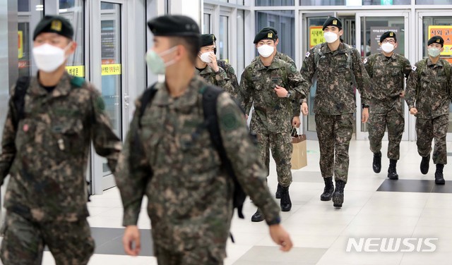 [대구=뉴시스] 이무열 기자 = 신종 코로나바이러스 감염증(코로나19) 확산방지를 위해 통제되었던 장병들의 휴가가 정상 시행된 11일 오전 대구 50사단 장병들이 79일 만에 휴가에 나서고 있다. 2020.05.11.lmy@newsis.com