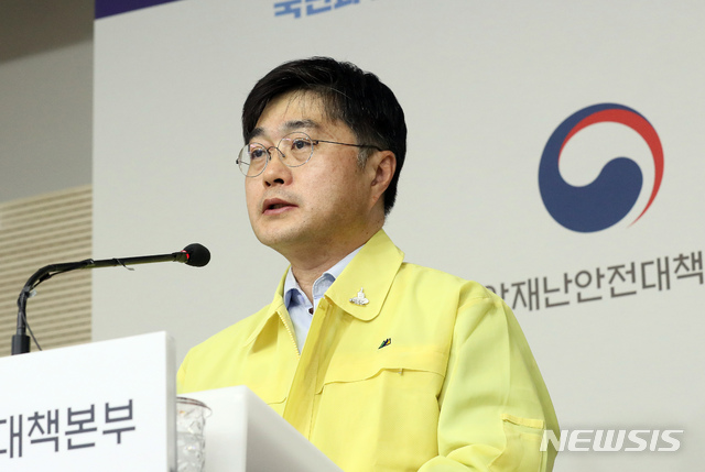 [세종=뉴시스]강종민 기자 = 윤태호 중앙사고수습본부 방역총괄반장(보건복지부 공공보건정책관)이 11일 오전 정부세종청사에서 이태원 클럽 관련 환자 발생상황과 조치계획 등을 브리핑 하고 있다. 2020.05.11.&nbsp; ppkjm@newsis.com