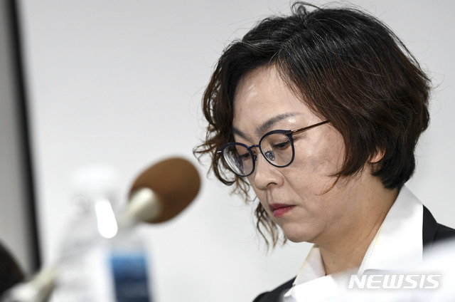 [서울=뉴시스]최진석 기자 = 이나영 정의기억연대 이사장이 11일 오전 서울 마포구 인권재단 사람에서 일본군 위안부 피해자 기부금 관련 논란에 관한 기자회견을 하며 생각에 잠겨 있다. 2020.05.11.photo@newsis.com