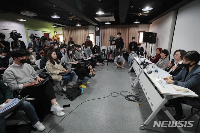 [서울=뉴시스]최진석 기자 = 지난 11일 오전 서울 마포구 인권재단 사람에서 정의기억연대가 일본군 위안부 피해자 기부금 관련 논란에 관한 기자회견을 하고 있다. 2020.05.11.photo@newsis.com