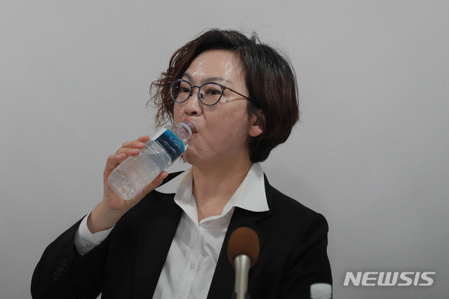 [서울=뉴시스]최진석 기자 = 이나영 정의기억연대 이사장이 지난 11일 오전 서울 마포구 인권재단 사람에서 일본군 위안부 피해자 기부금 관련 논란에 관한 기자회견을 하며 물을 마시고 있다. 2020.05.11.photo@newsis.com