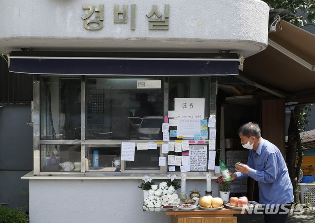 [서울=뉴시스] 박민석 기자 = 한 아파트 입주민이 11일 서울 강북구의 한 아파트 경비실에 마련된 추모 공간에 막걸리를 따르고 있다. 지난달 21일과 27일, 아파트 주차장에서 발생한 주차 문제로 인해 입주민에게 폭행을 당한 경비원 최모씨는 지난 10일 자신의 자택에서 숨진 채 발견됐다. 2020.05.11. mspark@newsis.com