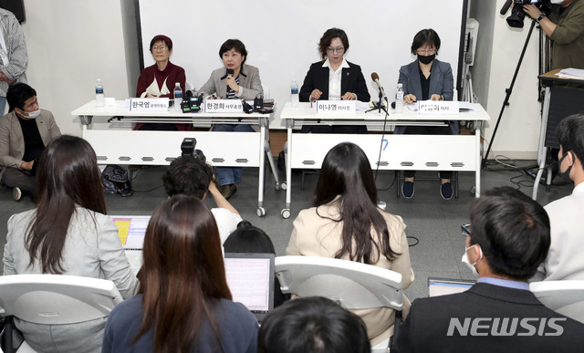 [서울=뉴시스]최진석 기자 = 한경희 정의기억연대 사무총장이 11일 오전 서울 마포구 인권재단 사람에서 일본군 위안부 피해자 기부금 관련 논란에 관한 기자회견을 하고 있다. 2020.05.11. photo@newsis.com