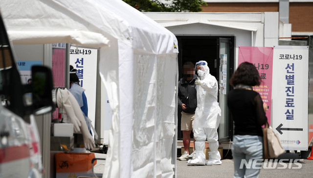 [서울=뉴시스]김선웅 기자 = 이태원 클럽 집단 감염 영향으로 신종 코로나바이러스 감염증(코로나19) 확산이 우려되는 가운데 11일 오후 서울 중구 국립중앙의료원에서 의료진이 분주히 움직이고 있다 2020.05.10.&nbsp; mangusta@newsis.com