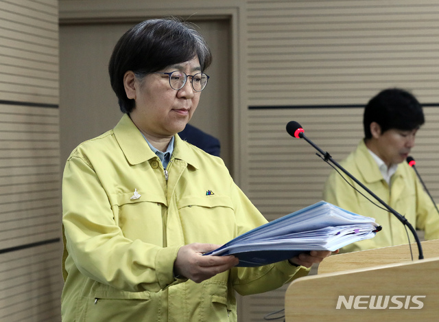 [청주=뉴시스]강종민 기자 = 정은경 중앙방역대책본부장(질병관리본부장)이 11일 오후 충북 청주 질병관리본부에서 신종 코로나바이러스 감염증(코로나19) 국내 발생 현황 브리핑을 위해 단상에 오르고 있다. 2020.05.11. ppkjm@newsis.com