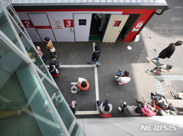 [서울=뉴시스] 박미소 기자 = 이태원 클럽을 중심으로 신종코로나바이러스 감염증(코로나19) 집단감염이 확산되는 가운데 11일 오후 서울 관악구 에이치플러스 양지병원에 마련된 1인 감염안전 선별진료소 대기장소에서 시민들이 차례를 기다리고 있다. 2020.05.11. misocamera@newsis.com