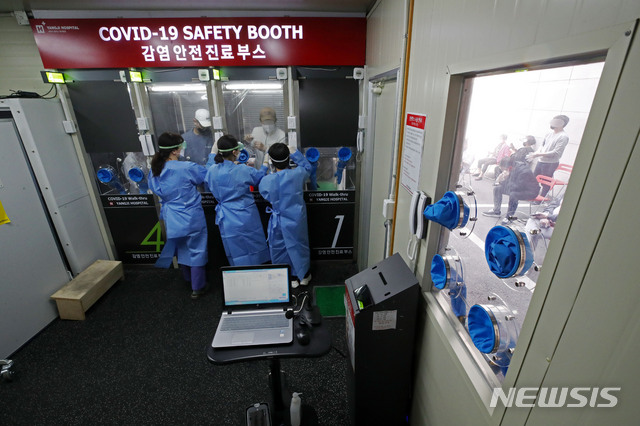 [서울=뉴시스] 박미소 기자 = 이태원 클럽을 중심으로 신종코로나바이러스 감염증(코로나19) 집단감염이 확산되는 가운데 11일 오후 서울 관악구 에이치플러스 양지병원에 마련된 1인 감염안전 선별진료소에서 의료진들이 업무를 보고 있다. 2020.05.11.&nbsp;&nbsp; misocamera@newsis.com