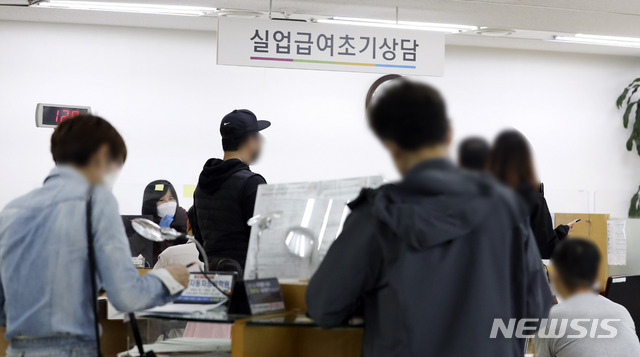 [서울=뉴시스]최진석 기자 = 서울 중구 서울고용복지플러스센터에서 구직자들이 상담을 받기 위해 대기하고 있다. 2020.05.11. myjs@newsis.com