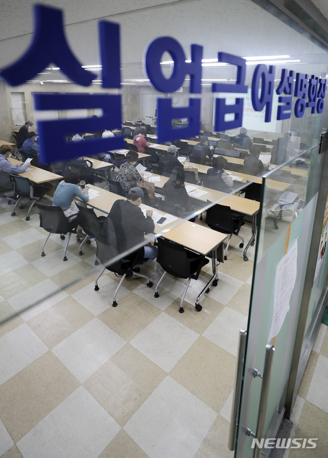 [서울=뉴시스]최진석 기자 = 11일 고용노동부가 발표한 '고용행정 통계로 본 2020년 4월 노동시장 동향'에 따르면 4월 구직급여 지급액은 9933억원으로 역대 최대 규모로 구직급여는 실업급여의 대부분을 차지한다. 구직급여 지급액은 지난 2월 7819억원, 3월 8982억원으로 증가세를 이어가다 4월에 또다시 최고치를 찍었다. 사진은 이날 오후 서울 중구 서울지방고용노동청에서 진행중인 실업급여 설명회에 참석한 구직자들. 2020.05.11.&nbsp; myjs@newsis.com