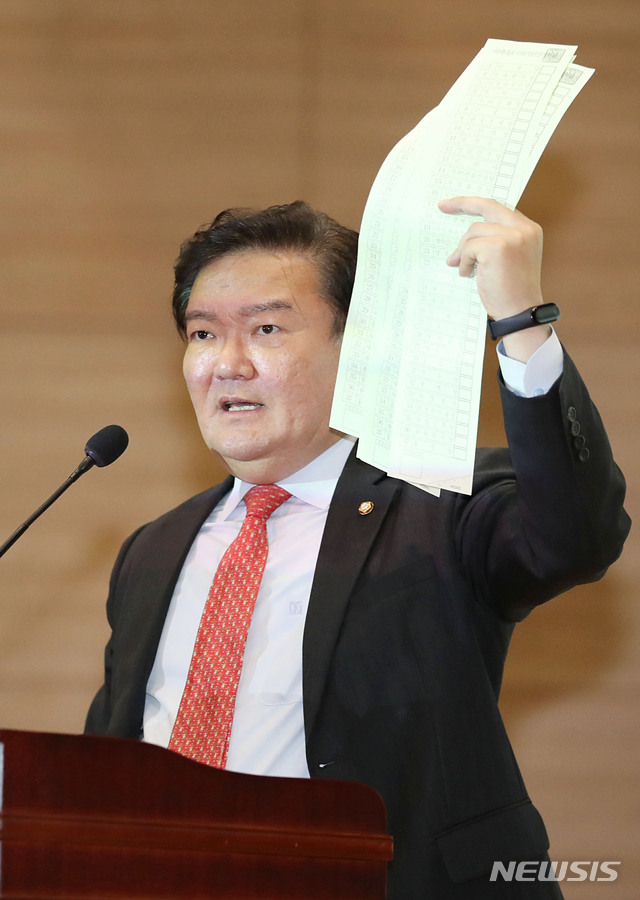 [서울=뉴시스] 김진아 기자 = 민경욱 미래통합당 의원이 11일 오후 서울 여의도 국회 의원회관에서 열린 '4.15총선 개표조작 의혹 진상규명과 국민주권회복 대회'에서 진상규명을 촉구하고 있다. 2020.05.11.&nbsp;&nbsp; bluesoda@newsis.com