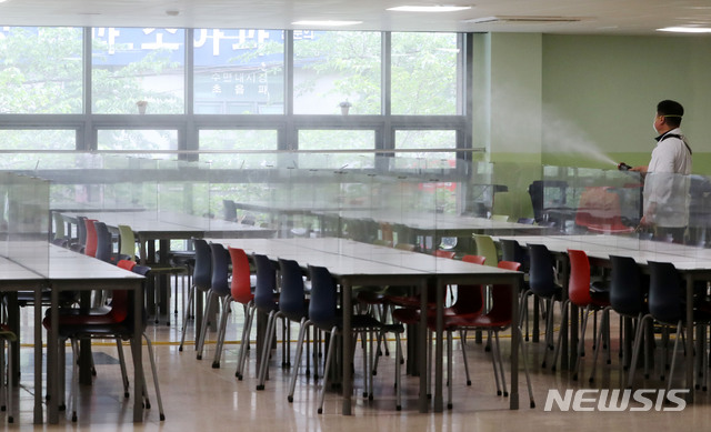 [서울=뉴시스]박주성 기자 = 방역당국이 이태원 클럽 집단 감염 발생으로 인해 교육부와 13일로 예정된 고등학교 3학년 등교 수업 시행 여부를 협의 중인 가운데 방역업체 관계자들이 11일 오후 서울 강북구 삼각산고등학교를 방역하고 있다. 2020.05.11.&nbsp; park7691@newsis.com