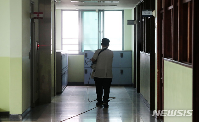 [서울=뉴시스]박주성 기자 = 방역당국이 이태원 클럽 집단 감염 발생으로 인해 교육부와 13일로 예정된 고등학교 3학년 등교 수업 시행 여부를 협의 중인 가운데 방역업체 관계자들이 11일 오후 서울 강북구 삼각산고등학교를 방역하고 있다. 2020.05.11. park7691@newsis.com