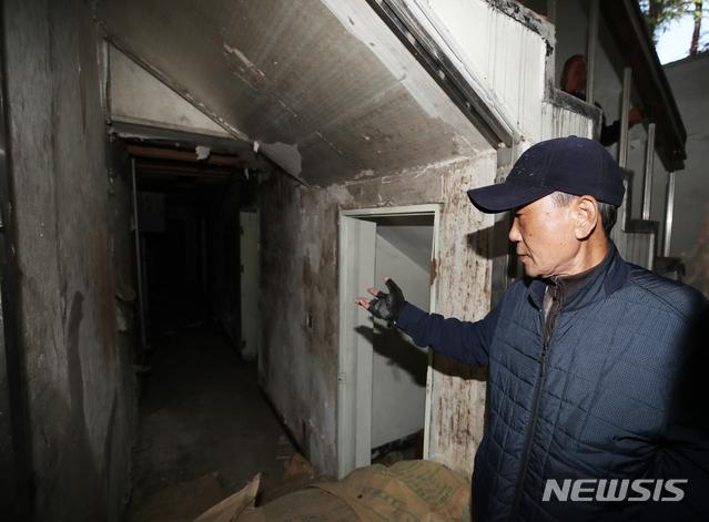 [광주=뉴시스] 조수정 기자 = 5·18 광주민주화운동 고문피해자 이성전 씨가 5·18 40년을 앞두고 24일 오후 트라우마 치유 과정 중 하나로 고문을 겪은 장소인 광주 서구 상무대로 505보안부대 옛터 지하실을 찾아 당시 상황을 증언하고 있다. 왼쪽의 공간이 취조실이다. 이들은 상무대에서 505보안대대로 끌려다니며 국가의 폭력을 겪었다. 안대를 씌우고 끌고 왔지만 안대가 흘러내릴 때마다 공간을 조금씩 볼 수 있었다고 말한다. 40년간 트라우마를 겪고 있지만 이 공간에 들어가는 날은 더욱 힘들다. 이들은 고통의 공간을 직접 마주하며 사진으로 트라우마를 치유한다. 5·18을 기억하고 기록하며 의미있는 현재를 살아가기 위한 과정이다. 2020.04.24. chocrystal@newsis.com