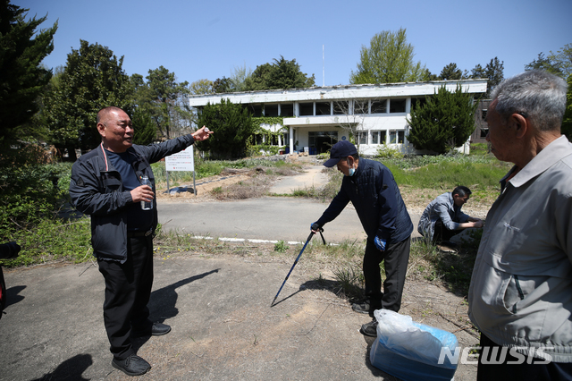 [광주=뉴시스] 조수정 기자 = 5·18 광주민주화운동 고문피해자 허춘섭, 이성전(왼쪽부터) 씨가 5·18 40년을 앞두고 24일 오후 트라우마 치유 과정 중 하나로 고문을 겪은 장소인 광주 서구 상무대로 505보안부대 옛터를 찾아 당시 상황을 증언하고 있다. 이들은 상무대에서 505보안대대로 끌려다니며 국가의 폭력을 겪었다. "끌려올 때 안대를 씌우지만 안대가 흘러내리며 공간을 조금씩 볼 수 있었다"고 말한다. 40년간 트라우마를 겪고 있지만 이 공간에 들어가는 날은 더욱 힘들다. 이들은 고통의 공간을 직접 마주하며 사진으로 트라우마를 치유한다. 5·18을 기억하고 기록하며 의미있는 현재를 살아가기 위한 과정이다. 2020.04.24. chocrystal@newsis.com