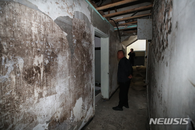 [광주=뉴시스] 조수정 기자 = 5·18 광주민주화운동 고문피해자 허춘섭 씨가 5·18 40년을 앞두고 24일 오후 트라우마 치유 과정 중 하나로 고문을 겪은 장소인 광주 서구 상무대로 505보안부대 옛터 지하실에서 80년 오월 당시를 증언하고 있다. 왼쪽과 오른쪽, 이들 뒤로 보이는 부분이 모두 고문과 취조를 당했던 공간이다. 이들은 상무대에서 505보안대대로 끌려다니며 국가의 폭력을 겪었다. "끌려올 때 안대를 씌우지만 안대가 흘러내리며 공간을 조금씩 볼 수 있었다"고 말한다. 40년간 트라우마를 겪고 있지만 이 공간에 들어가는 날은 더욱 힘들다. 이들은 고통의 공간을 직접 마주하며 사진으로 트라우마를 치유한다. 5·18을 기억하고 기록하며 의미있는 현재를 살아가기 위한 과정이다. 2020.04.24. chocrystal@newsis.com