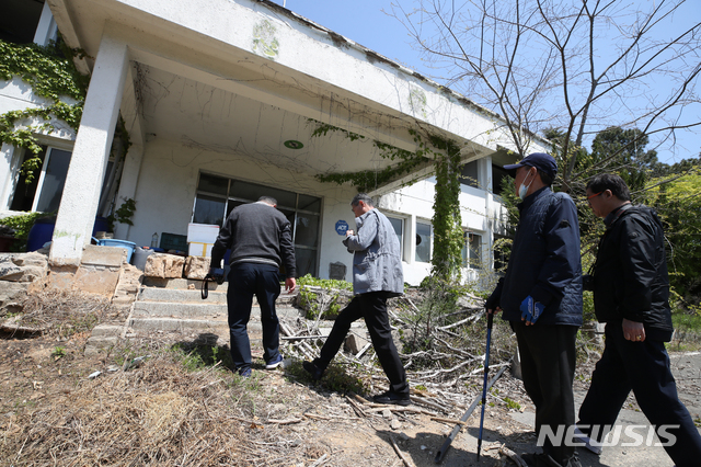 [광주=뉴시스] 조수정 기자 =&nbsp; 5·18 광주민주화운동 40년을 앞두고 80년 오월 시민군으로 활동하다 계엄군에게 붙잡혀 고문을 겪은 서정열, 박시영, 이성전, 박갑수(왼쪽부터) 씨가 24일 대표적 고문 장소인 광주 서구 쌍촌동 옛 505 보안부대 터를 찾았다. 이들은 사진으로 공간을 대면하는 트라우마 치유를 하고 있다. 2020.04.24. chocrystal@newsis.com
