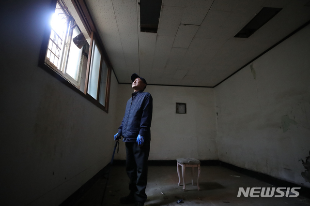 [광주=뉴시스] 조수정 기자 = 5·18 광주민주화운동 고문피해자 이성전 씨가 5·18 40년을 앞두고 24일 오후 트라우마 치유 과정 중 하나로 고문을 겪은 장소인 광주 서구 상무대로 505보안부대 옛터 지하실을 찾아 당시 상황을 증언하고 있다.&nbsp; 이들은 상무대에서 505보안대대로 끌려다니며 국가의 폭력을 겪었다. "끌려올 때 안대를 씌우지만 안대가 흘러내리며 공간을 조금씩 볼 수 있었다"고 말한다. 40년간 트라우마를 겪고 있지만 이 공간에 들어가는 날은 더욱 힘들다. 이들은 고통의 공간을 직접 마주하며 사진으로 트라우마를 치유한다. 5·18을 기억하고 기록하며 의미있는 현재를 살아가기 위한 과정이다. 2020.04.24. chocrystal@newsis.com