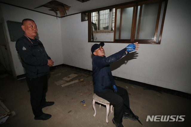 [광주=뉴시스] 조수정 기자 = 5·18 광주민주화운동 고문피해자 이성전, 허춘섭(왼쪽) 씨가 5·18 40년을 앞두고 24일 오후 트라우마 치유 과정 중 하나로 고문을 겪은 장소인 광주 서구 상무대로 505보안부대 옛터 지하실을 찾아 당시 상황을 증언하고 있다.&nbsp; 이들은 상무대에서 505보안대대로 끌려다니며 국가의 폭력을 겪었다. "끌려올 때 안대를 씌우지만 안대가 흘러내리며 공간을 조금씩 볼 수 있었다"고 말한다. 40년간 트라우마를 겪고 있지만 이 공간에 들어가는 날은 더욱 힘들다. 이들은 고통의 공간을 직접 마주하며 사진으로 트라우마를 치유한다. 5·18을 기억하고 기록하며 의미있는 현재를 살아가기 위한 과정이다. 2020.04.24. chocrystal@newsis.com