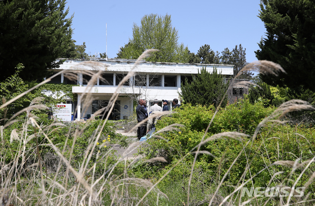 [광주=뉴시스] 조수정 기자 = 5·18 광주민주화운동 고문피해자 곽희성, 김중현, 박갑수, 박성열, 박시영, 서정열, 양동남, 이성전, 허춘섭 씨가 5·18 40년을 앞두고 24일 오후 트라우마 치유 과정 중 하나로 고문을 겪은 장소인 광주 서구 상무대로 505보안부대 옛터에서 80년 5월의 광주를 증언하고 있다. 이들은 상무대에서 505보안대대로 끌려다니며 국가의 폭력을 겪었다. "끌려올 때 안대를 씌우지만 안대가 흘러내리며 공간을 조금씩 볼 수 있었다"고 말한다. "죽는게 낫다 생각할만큼 고통스러웠다"고도 말한다. 40년간 트라우마를 겪고 있지만 이 공간에 들어가는 날은 더욱 힘들다. 이들은 고통의 공간을 직접 마주하며 사진으로 트라우마를 치유한다. 5·18을 기억하고 기록하며 의미있는 현재를 살아가기 위한 과정이다. 2020.04.24. chocrystal@newsis.com