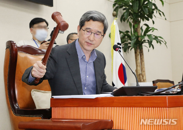 [서울=뉴시스] 김진아 기자 = 김학용 국회 환노위원장이 11일 오후 서울 여의도 국회에서 열린 환경노동위원회 전체회의를 주재하고 있다. 2020.05.11.&nbsp; bluesoda@newsis.com