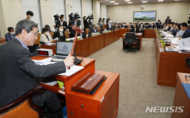 [서울=뉴시스] 김진아 기자 = 김학용 국회 환노위원장이 11일 오후 서울 여의도 국회에서 열린 환경노동위원회 전체회의를 주재하고 있다. 2020.05.11.&nbsp; bluesoda@newsis.com