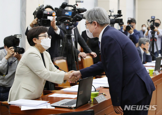 [서울=뉴시스] 김진아 기자 = 이재갑 고용노동부 장관이 11일 오후 서울 여의도 국회에서 열린 환경노동위원회 전체회의에서 임이자 미래통합당 간사와 인사하고 있다. 2020.05.11.&nbsp; bluesoda@newsis.com