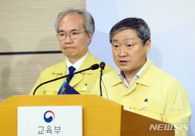 [세종=뉴시스]강종민 기자 = 박백범 교육부 차관과 권준욱 중앙방역대책본부 부본부장이 11일 오후 정부세종청사에서 신종 코로나바이러스 감염증(코로나19) 이태원 클럽 집단 발생에 따라 고3 등교 개학일을 일주일 순연한다고 발표하고 있다. 2020.05.11.&nbsp;&nbsp;&nbsp; ppkjm@newsis.com