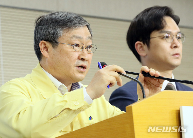 [세종=뉴시스]강종민 기자 = 박백범 교육부 차관이 11일 오후 정부세종청사에서 신종 코로나바이러스 감염증(코로나19) 이태원 클럽 집단 발생에 따라 고3 등교 개학일을 일주일 순연한다고 발표하고 있다. 2020.05.11.&nbsp; ppkjm@newsis.com