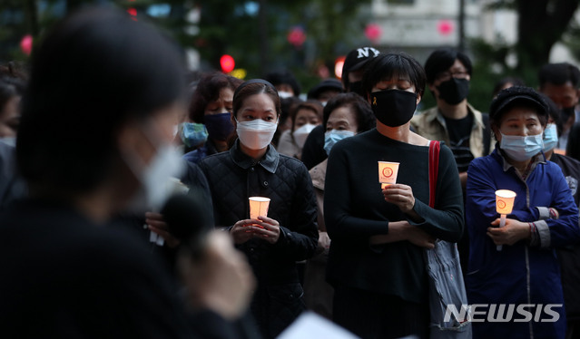 [서울=뉴시스]박주성 기자 = 아파트 주민들이 지난 5월11일 오후 서울 강북구 한 아파트 경비실 앞에서 숨진 경비원을 추모하고 있다. 숨진 경비원 최씨는 지난 4월21과 27일 입주민으로 부터 폭행을 당했다는 취지의 고소장을 접수했고, 지난 5월10일 오전 자택에서 극단적 선택을 해 사망한 것으로 알려졌다. 2020.05.11. park7691@newsis.com