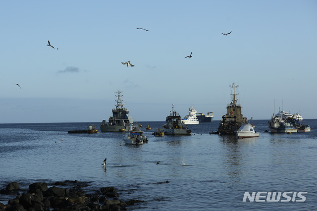 [산크리스토발(에콰도르)=AP/뉴시스]에콰도르 갈라파고스 제도의 산크리스토발만에 지난 5월2일 어선과 관광욕 선박들이 정박해 있다. 에콰도르는 찰스 다윈의 진화론에 영감을 준 갈라파고스 제도로부터 약 320㎞ 떨어진 해역에서 대부분 중국 국적 선박들인 대규모 어선들을 발견, 경계령을 내렸다. 2020.7.28