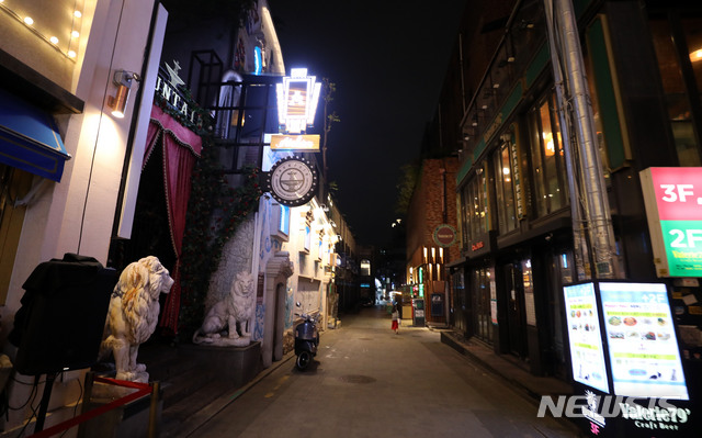 [서울=뉴시스]박주성 기자 = 이태원 클럽에서 비롯된 코로나바이러스 감염증 집단 감염 확진자가 확산하고 있는 가운데 11일 오후 서울 용산구 이태원이 썰렁한 모습을 보이고 있다. 2020.05.11. park7691@newsis.com