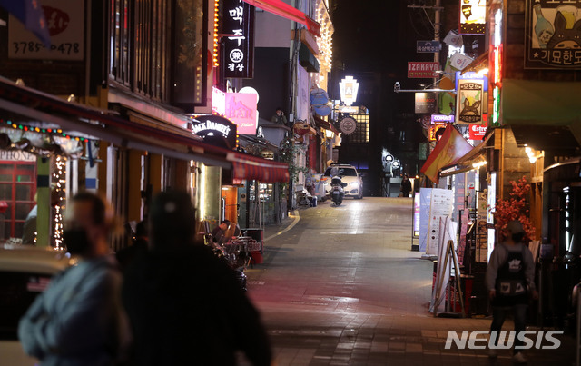 [서울=뉴시스]박주성 기자 = 이태원 클럽에서 비롯된 코로나바이러스 감염증 집단 감염 확진자가 확산하고 있는 가운데 11일 오후 서울 용산구 이태원이 썰렁한 모습을 보이고 있다. 2020.05.11.&nbsp; park7691@newsis.com