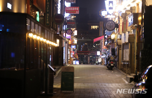 [서울=뉴시스]박주성 기자 = 이태원 클럽에서 비롯된 코로나바이러스 감염증 집단 감염 확진자가 확산하고 있는 가운데 11일 오후 서울 용산구 이태원이 썰렁한 모습을 보이고 있다. 2020.05.11. park7691@newsis.com