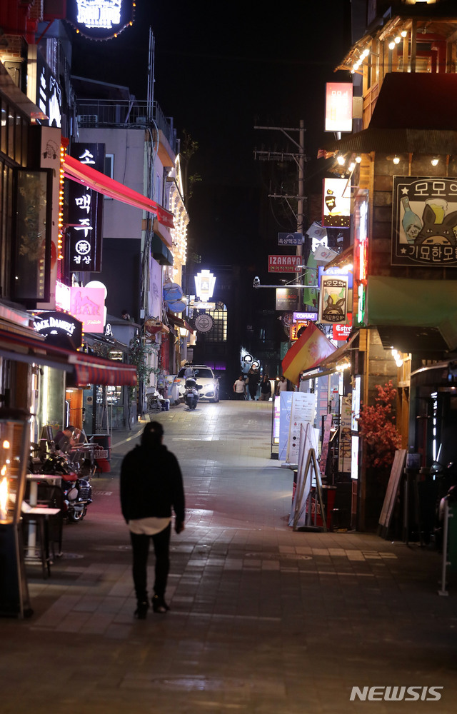 [서울=뉴시스]박주성 기자 = 이태원 클럽에서 비롯된 코로나바이러스 감염증 집단 감염 확진자가 확산하고 있는 가운데 11일 오후 서울 용산구 이태원이 썰렁한 모습을 보이고 있다. 2020.05.11.&nbsp; park7691@newsis.com