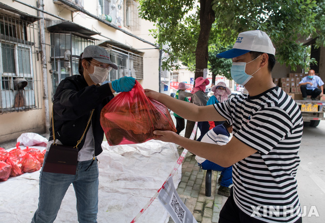 中우한서 15개월만에 확진자 나와…주민 전수검사 시작 