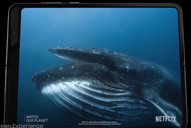 [서울=뉴시스] 삼성전자 갤럭시 폴드 펼친 화면으로 넷플릭스를 시청하는 모습. 사진 삼성전자