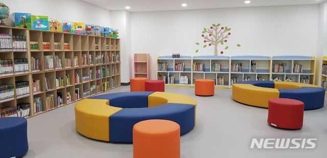 [서울=뉴시스][서울=뉴시스]김성진 기자 = 통일부는 오는 13일 낮 12시 남북통합문화센터를 온라인 개관한다고 12일 밝혔다. 사진은 남북통합문화센터 내 어린이도서관. 2020.05.12. ksj87@newsis.com