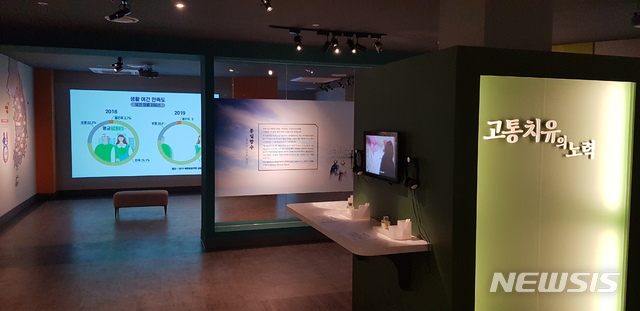 [서울=뉴시스][서울=뉴시스]김성진 기자 = 통일부는 오는 13일 낮 12시 남북통합문화센터를 온라인 개관한다고 12일 밝혔다. 사진은 남북통합문화센터 내 기획전시관. 2020.05.12. ksj87@newsis.com