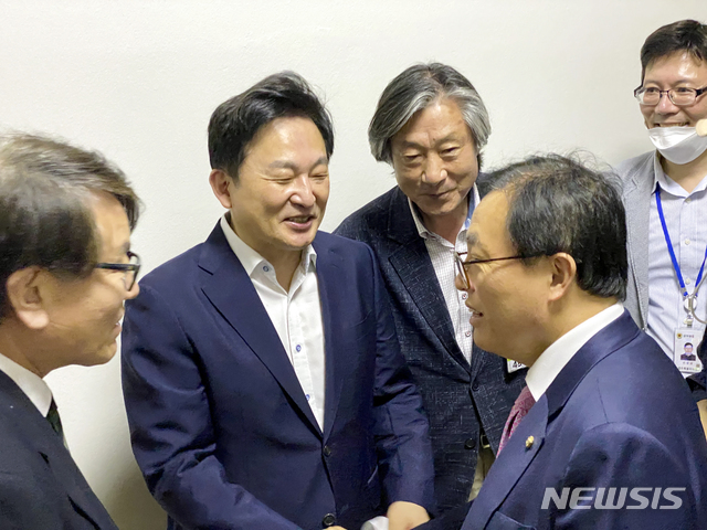 [제주=뉴시스] 원희룡 제주지사가 12일 행정안전위원회 법안심사소위원회를 찾아가 이채익 위원장 등에게 4·3 특별법의 통과를 부탁하고 있다. (사진= 제주도 제공) 