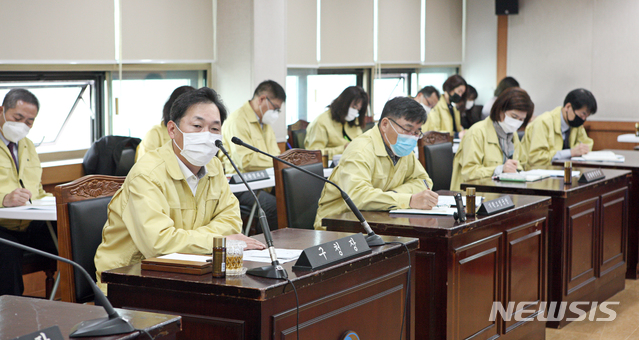 [서울=뉴시스] 이창우 동작구청장이 12일 확대간부회의에서 이태원 클럽 관련 코로나19 확산방지 대책에 대한 모두발언을 하고 있다. (사진=서울 동작구 제공) 2020.05.12. photo@newsis.com