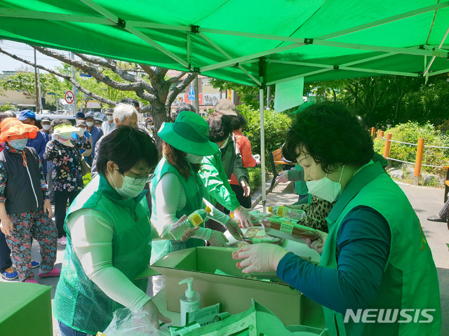 [대구=뉴시스]대구 북구의 자원봉사센터가 '안녕한 한 끼 드림' 봉사 활동을 하고 있다. 뉴시스DB. 2026.07.19. photo@newsis.com